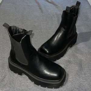 Black Pretty Little Thing Chunky Platform Boots, fits size US 7-7.5 and UK 5☺️